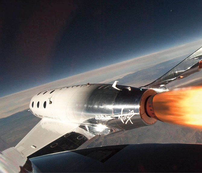 Enlargeable photo of a space plane flying above the earth and under the dark sky